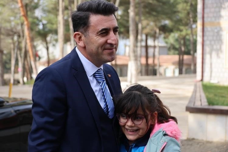 bozuyuk-haber_kucuk-kiz-vali-aygole-muhtar-deyince-herkesi-guldurdu-0.jpg